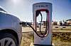 Bilde av en Tesla på en Tesla ladestasjon.