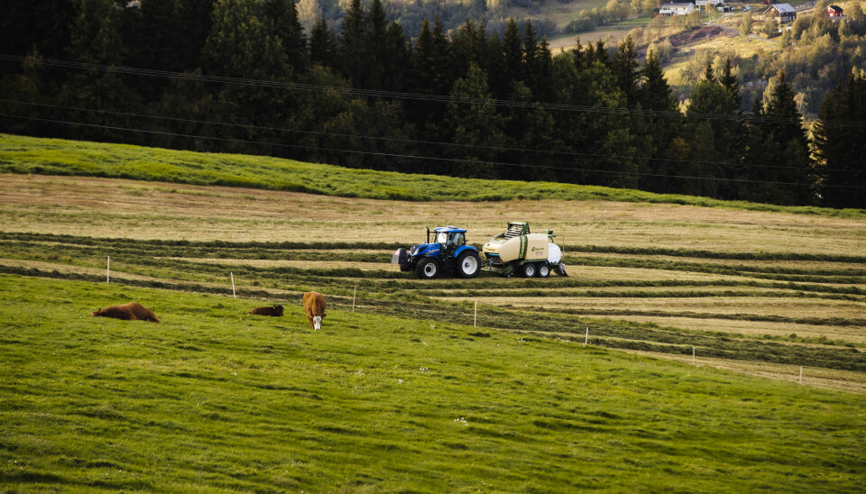 Traktor i arbeid ute på et jorde.