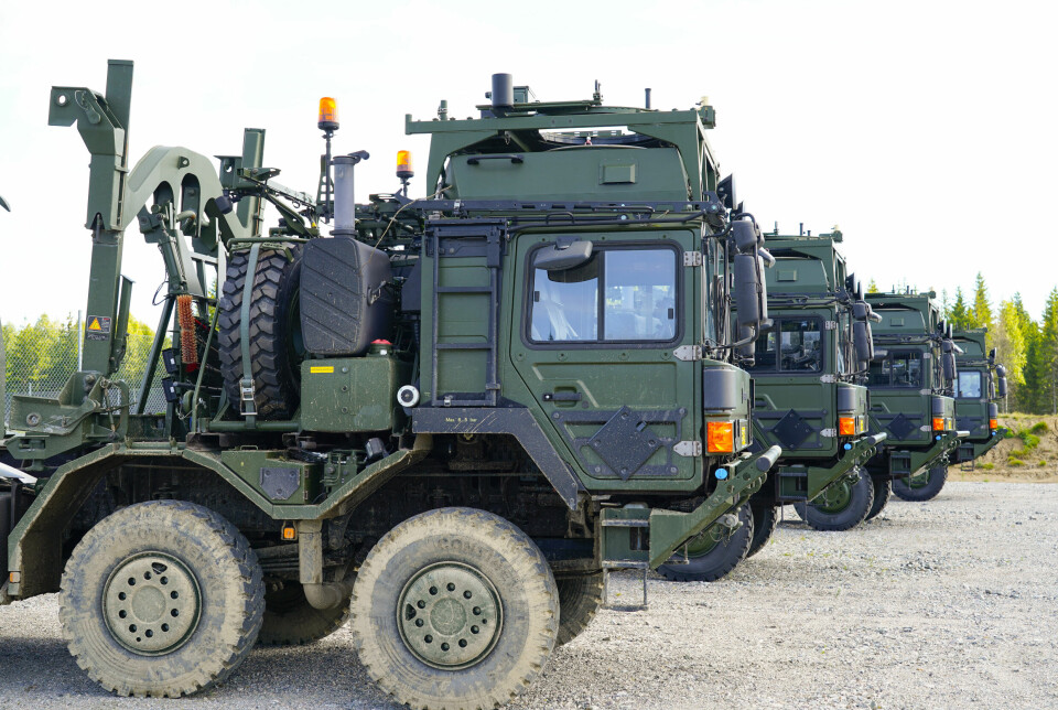 Bilde av militære kjøretøy.