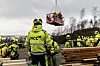 Anleggsarbeidere øver på heising av person.
