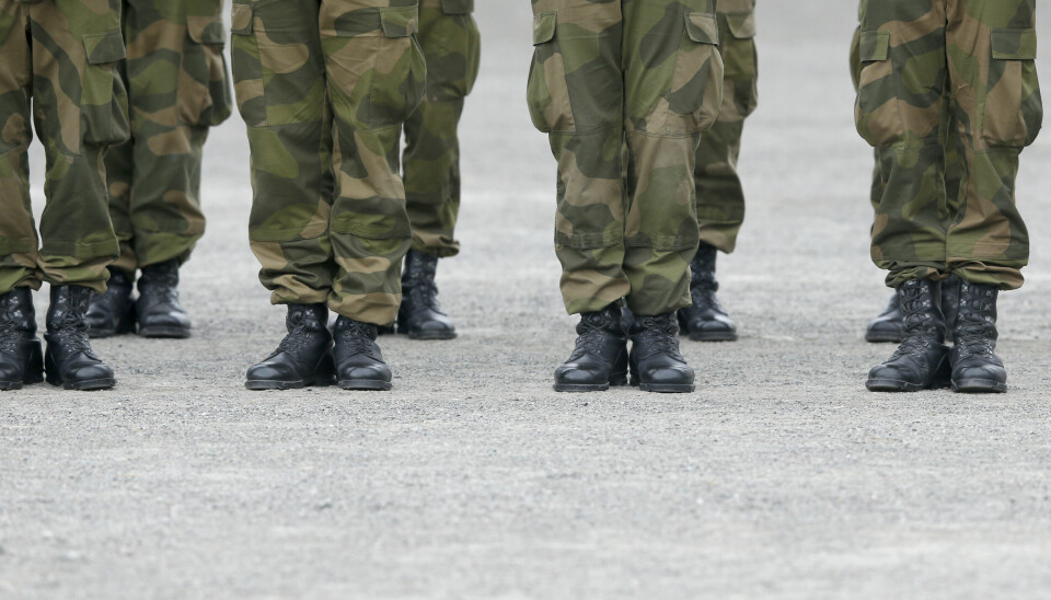 Nærbilde av bena til soldater som står oppstilt i feltuniform.