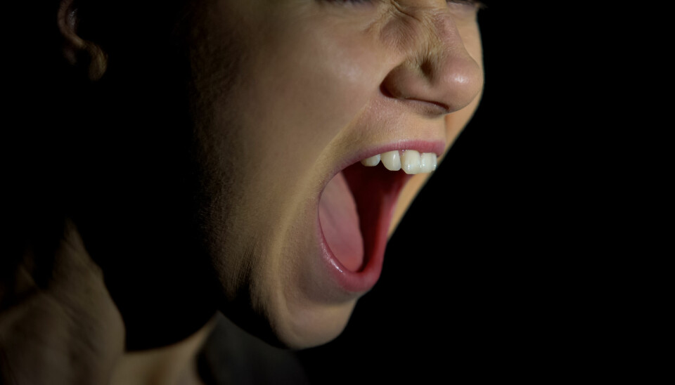 Nærbilde av munnen til ungt menneske som skriker.