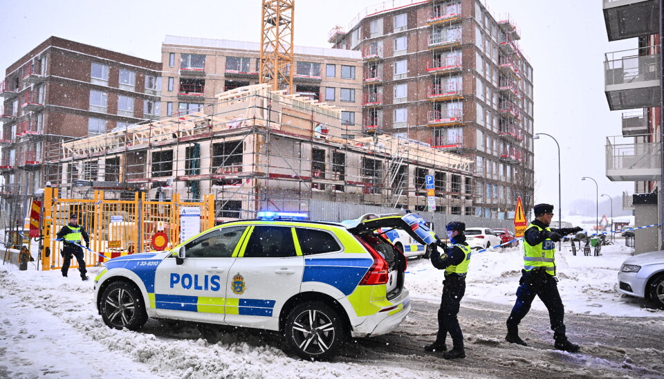 TRAGEDIE: Fem personer omkom da en bygningsheis falt rundt 20 meter i Sundbyberg i Sverige i fjor. Nå har havarikommisjonen slått fast årsaken til ulykken.