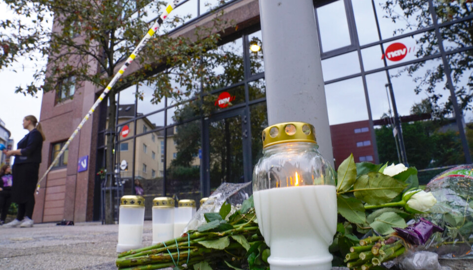 SØKSMÅL: Barna til Marianne Amundsen som ble drept på Nav Årstad i 2021 har på sendt et krav mot Arbeids- og velferdsdirektoratet samt varslet et mulig søksmål. Lys og blomster utenfor Nav-kontoret der drapet skjedde.