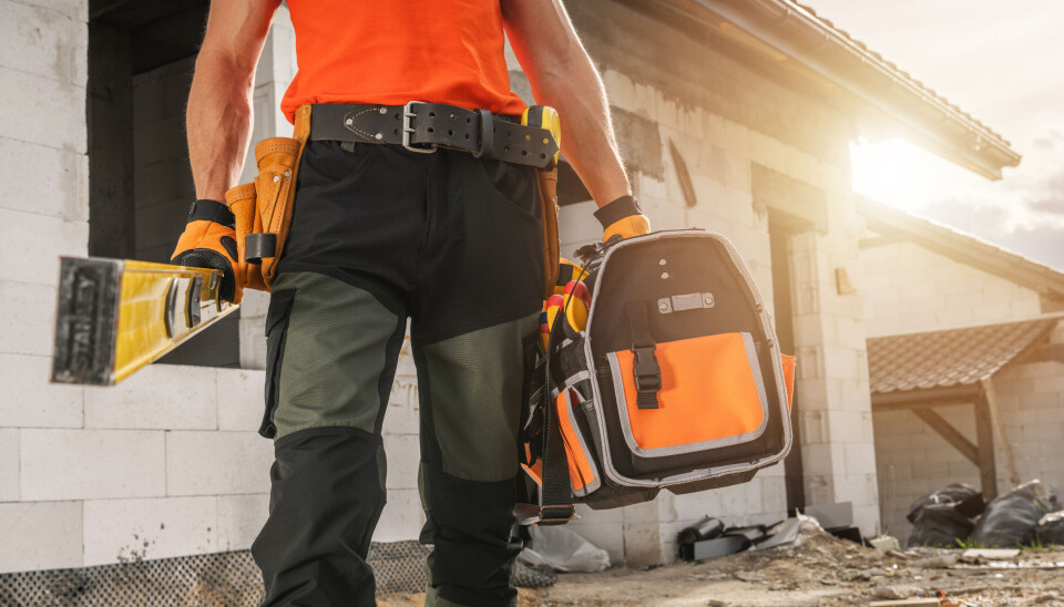 FOR ALLE: I bygg og anlegg er det oftest en selvfølge at arbeidsgiveren holder arbeidstøy. I andre yrker er det ikke like utbredt. Det vil Arbeiderpartiet gjøre noe med. Nærbilde av bygningsarbeider med arbeidsbukse.