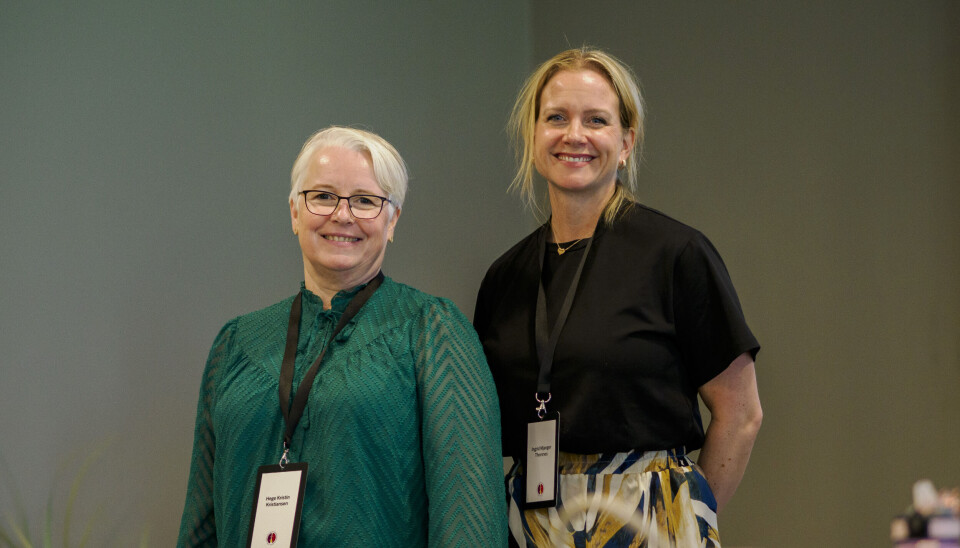 JUBILERER: Leder Hege Kristin Kristiansen (t.v.) og styremedlem Ingrid Mjanger Thorsnes i Norsk Sykepleierforbunds landsgruppe for bedriftssykepleiere ønsker velkommen til jubileumskonferanse. De to stilt opp sammen, ser i kameraet.