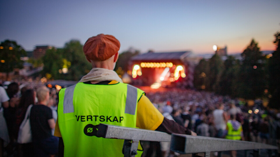 FOLKEHAV: Med tusenvis av medarbeidere og frivillige i sving, er fokuset på arbeidssikkerhet svært stort under arbeidet med Øyafestivalen. stort publikum foran en scene