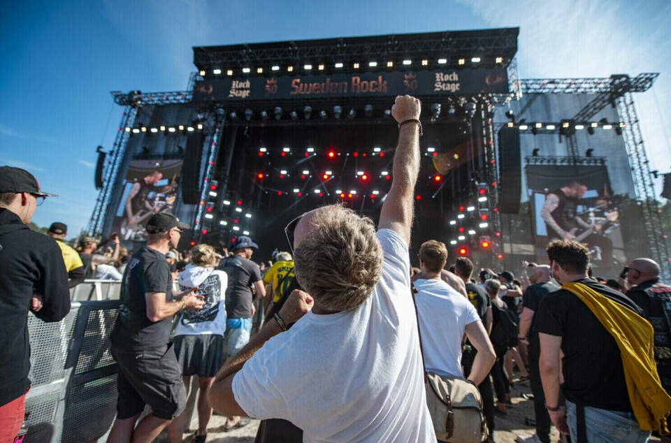 FULL FEST: Sweden Rock-festivalen tiltrekker seg rundt 140 000 besøkende over fire dager. publikum foran scene på Sweden Rock-festivalen