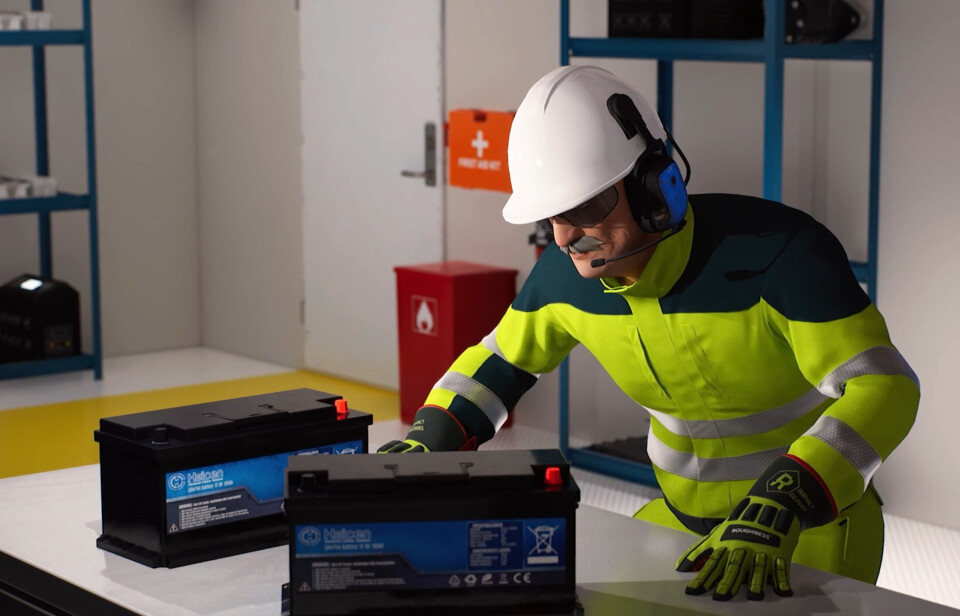 TRYGG BATTERIHÅNDTERING: Eksempel fra e-læringskurset som skal sørge for sikrere håndtering av batterier om bord i skip. Mann med hjelm og arbeidstøy undersøker batterier. Tegning fra animasjon.