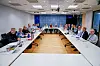 Forhandlingsdelegasjonene rundt forhandlingsbordet.