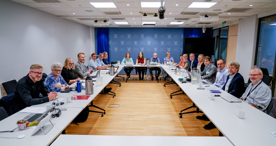 HENGEMYR: Slik så det ut da partene i arbeidslivet satte seg ned med statens representanter i september for å starte arbeidet med å utmeisle en ny IA-avtale. To måneder senere ser det ut til at forhandlingene sitter fast i en seig hengemyr av ultimative krav. Forhandlingsdelegasjonene rundt forhandlingsbordet.