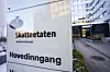 Bilde av skilt med skatteetatens navn og logo utenfor en bygning.