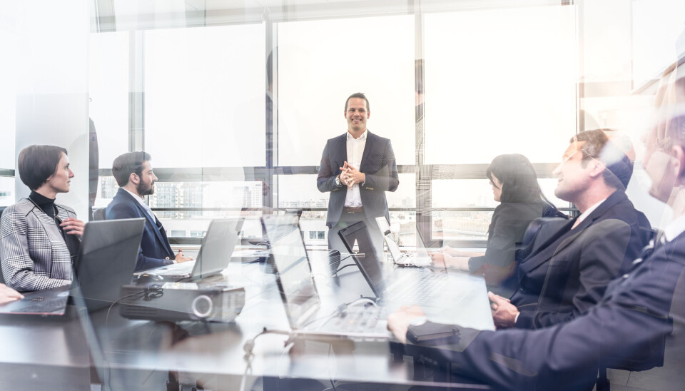 MISNØYE: Sjefene bestemmer mer, mens medarbeiderne får mindre innflytelse, ifølge medbestemmelsesbarometeret. Leder står og snakker på et møte.