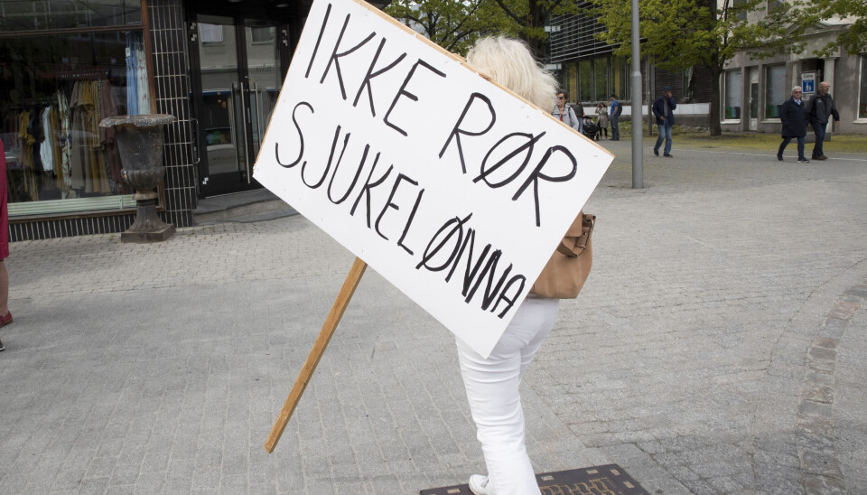 FOLKEMENINGEN: Bare 25 prosent av de spurte sier de er negative til å endre sykelønnsordningen. Her fra 1. mai i Drammen. Bilde av demonstrant som bærer en plakat med teksten: Ikke rør sjukelønna