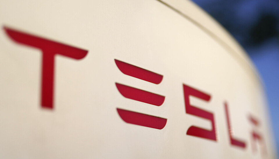 STÅR PÅ SITT: Tesla hevder i sin anke til lagmannsretten at det er gjort feil i både bevisbedømmelse og rettsanvendelse. Bilde av Tesla-logoen