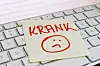 Postit-lapp på et tastatur med teksten 'Krank' og et surt fjes.