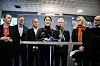 Brenna og forhandlerne fra organisasjonene samlet på pressekonferanse.