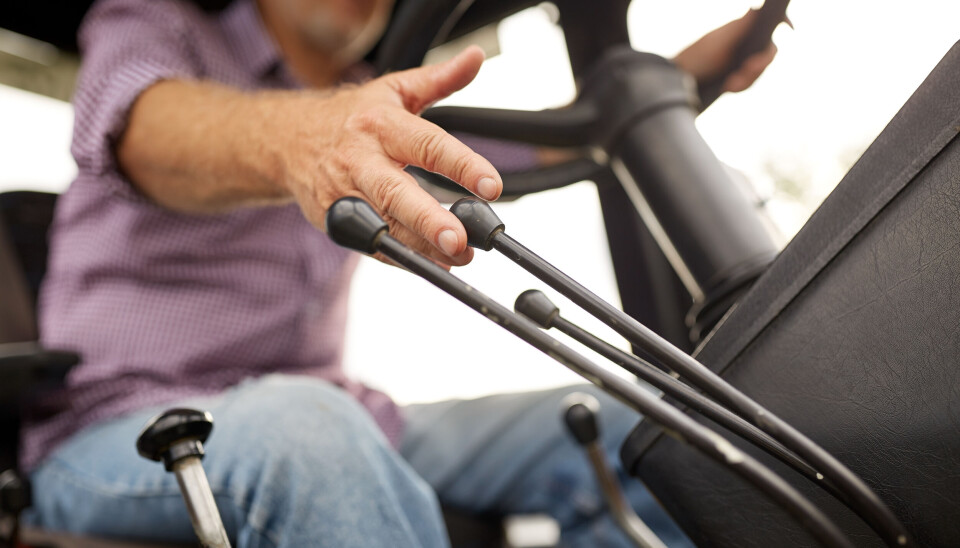ARBEIDSPRESS: Lange arbeidsdager øker faren for ulykker, tror Halle Arnes, fagkoordinator for HMS hos Norsk Landbruksrådgiving (NLR). Nærbilde av person i traktor.