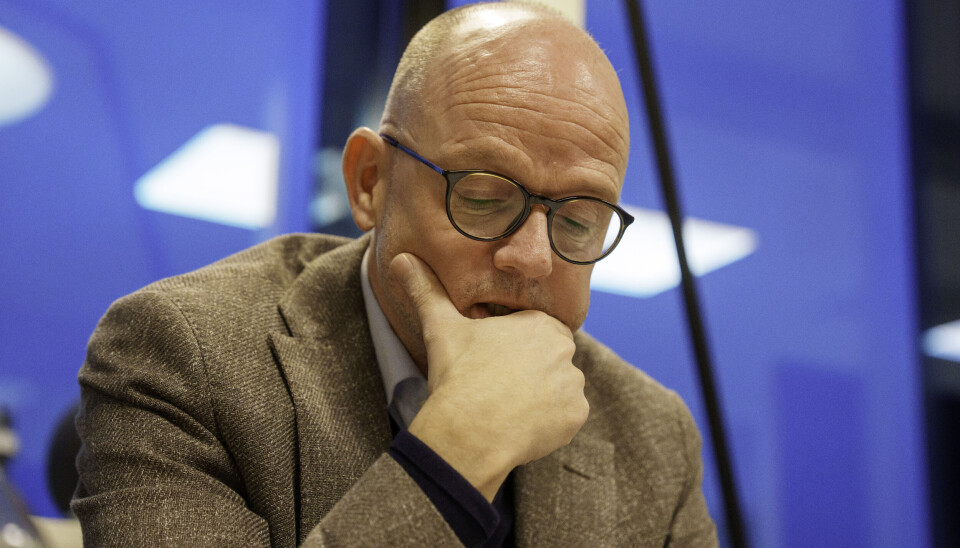 I 2024 gikk sykefraværet opp igjen og var på det høyeste nivået siden 2009. Det er dårlig nytt for både de syke, staten og bedrifter, sier NHO-direktør Ole Erik Almlid. Portrett av Almlid. Sitter og ser betenkt ned i bordet foran seg med hånden til haken.