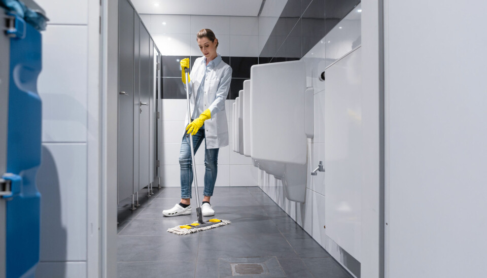 FOKUS PÅ ERGONOMI: Med riktig veiledning, oppfølging og rammebetingelser bør en renholder kunne ha yrket som fulltidsjobb helt fram til pensjonsalderen. Kvinne som mopper gulvet i et toalettrom