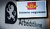 Statens vegvesens logo montert på bilde av skilt med Arbeidstilsynets logo.