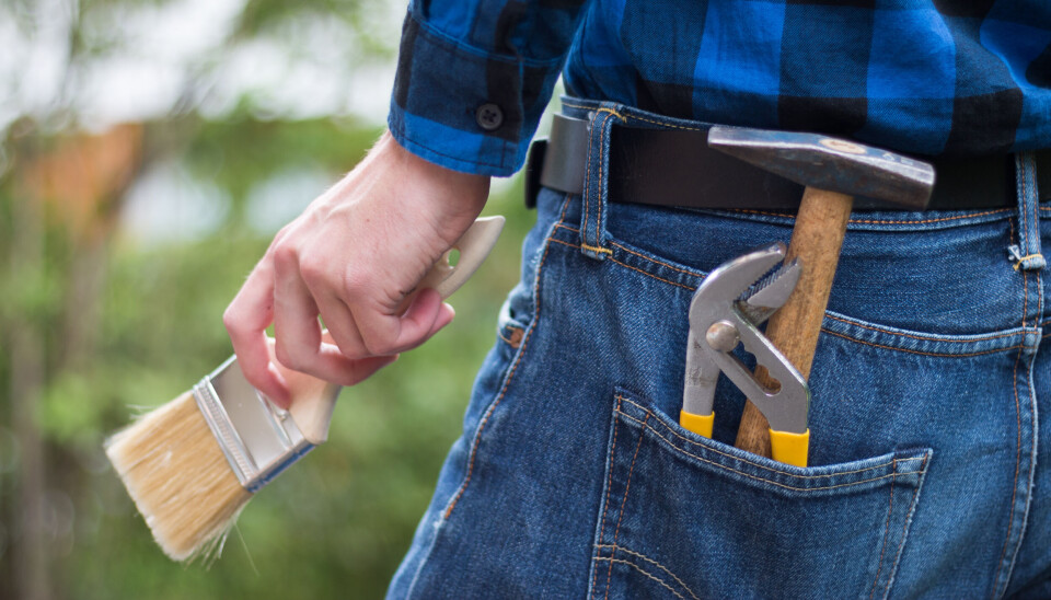 USERIØST: Arbeidstilsynet advarer mot håndverkere som driver dørsalg Mann med verktøy i baklomma. En malerpensel i hånden.