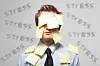 Mann med ansiktet fullt av postit-lapper. Bak ham er ordet stress skrevet flere ganger.