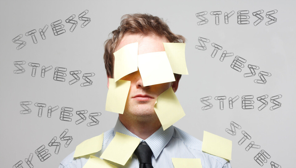 STRESS NED: Britene setter av en hel måned til å øke oppmerksomheten om stress i arbeidslivet. Mann med ansiktet fullt av postit-lapper. Bak ham er ordet stress skrevet flere ganger.