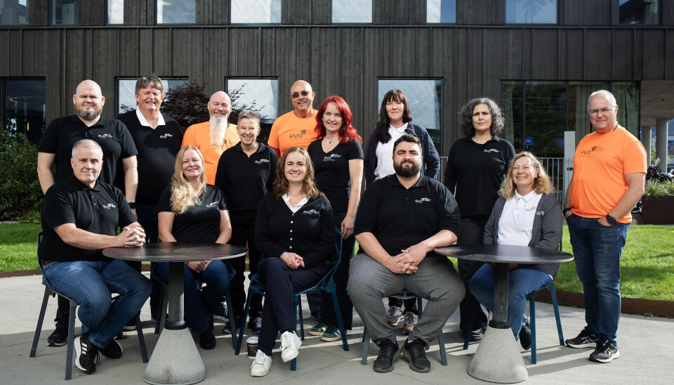 OPPSØKENDE: De regionale verne¬ombudene som virker innenfor hotell, restaurant og renhold (HRR-bransjene) hadde i alt 2442 bedriftsbesøk i 2024, noe som er en økning på 56 % fra 2023. De melder om et givende år, selv om det finnes flere piler som peker nedover. Bildet viser de fleste av RVO-ene. Gruppebilde