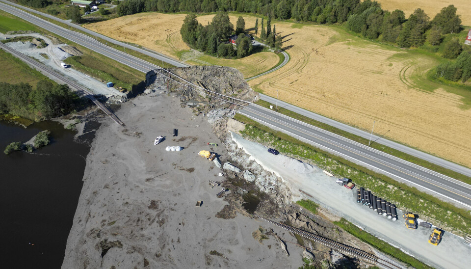 ARBEIDSULYKKE: Raset i Levanger skal etterforskes for å finne årsakene til at en person antas å ha omkommet. Dronebilde av rasområdet.