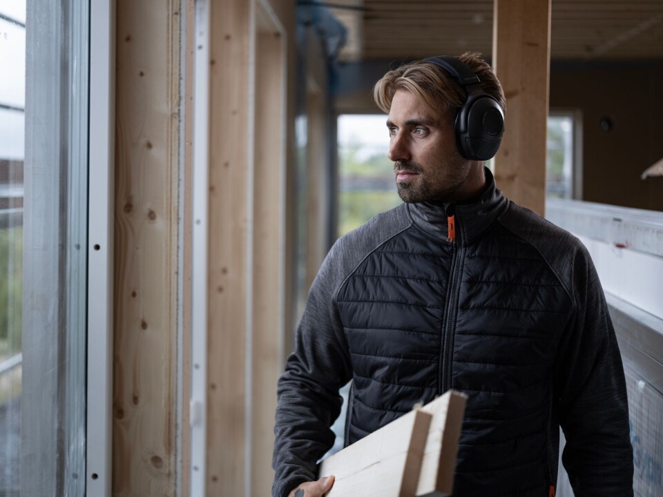 HER GÅR GRENSEN: Visste du at grenseverdiene for støy på arbeidsplassen er 85 decibel? Hvis det daglige gjennomsnittet (8 timer) overstiger dette, må hørselvern eller andre tiltak settes inn. 85 decibel tilsvarer for øvrig lyden av høy biltrafikk eller kraftig bystøy. Mann med hørselvern