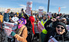 Demonstranter holder protestskilt utenfor JBS Beef Plant i Greeley, Colorado.