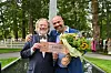Vinneren av Årets Ladejarl 2026 Marco Elsafadi, og Odd Reitan, blomster og sjekk
