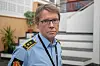 Trond Lakselvhaug i lyseblå politiuniform foran en trapp innendørs i Bodø.