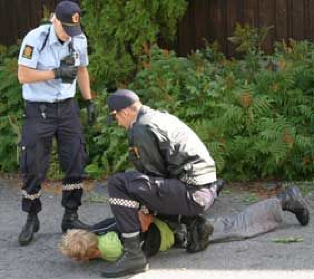 57 prosent av polititjenestemennene hadde vært utsatt for vold de siste 12 månedene i 2003. (Illustrasjonsfoto: Jan Tveita) 57 prosent av polititjenestemennene hadde vært utsatt for vold de siste 12 månedene i 2003. (Illustrasjonsfoto: Jan Tveita)