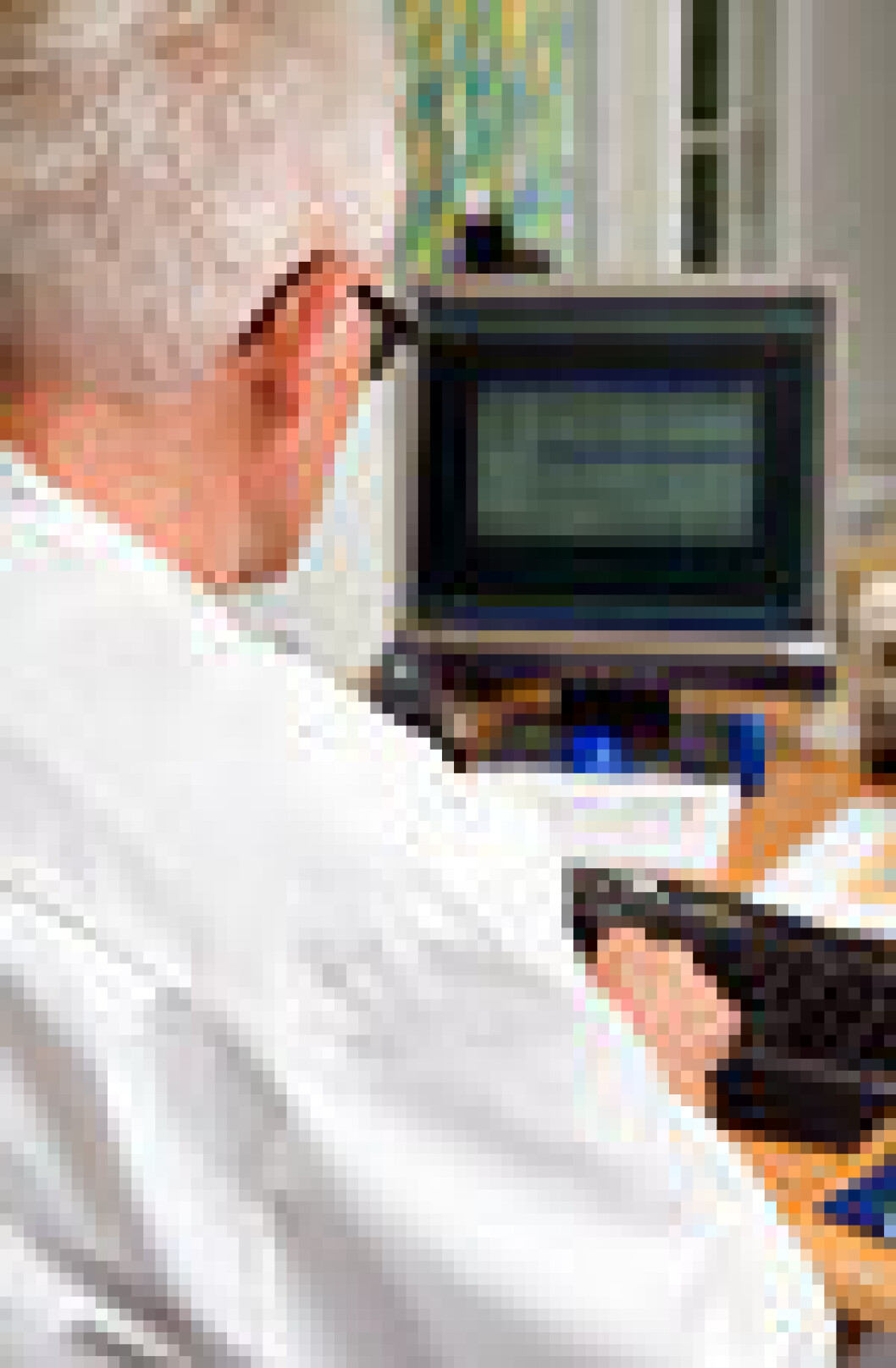Lege ved pc-skjerm cb611871 Lege ved pc-skjerm cb611871
