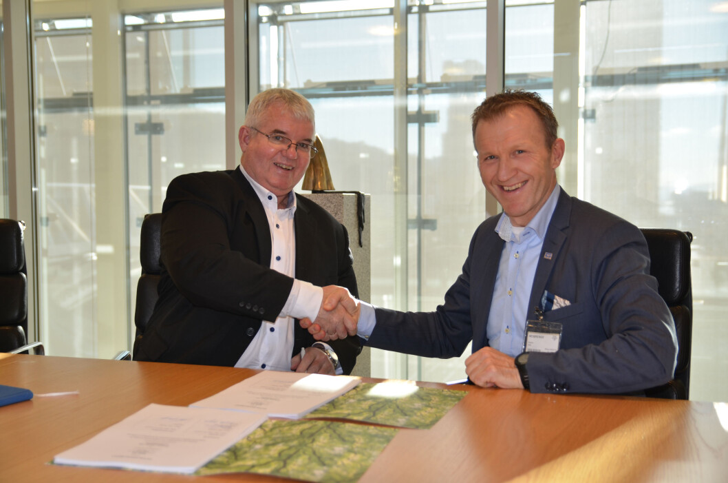 Kjell Haukeli (t. v.), konserndirektør økonomi og finans i NSB og direktør Lars Tendal i Wenaas Workwear inngår avtale om levering av arbeidstøy. (Foto: Wenaas) Kjell Haukeli (t. v.), konserndirektør økonomi og finans i NSB og direktør Lars Tendal i Wenaas Workwear inngår avtale om levering av arbeidstøy. (Foto: Wenaas)