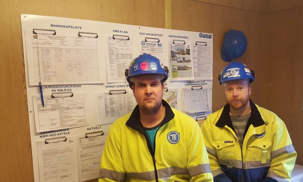 Senior HMS-K Koordinator Tom Rune Utheim (t. h.) og driftsleder Kristian Nord-Varhaug i Stangeland Maskin har stor nytte av HMS-tavler i bedriften. (Foto: Stangeland Maskin) Senior HMS-K Koordinator Tom Rune Utheim (t. h.) og driftsleder Kristian Nord-Varhaug i Stangeland Maskin har stor nytte av HMS-tavler i bedriften. (Foto: Stangeland Maskin)