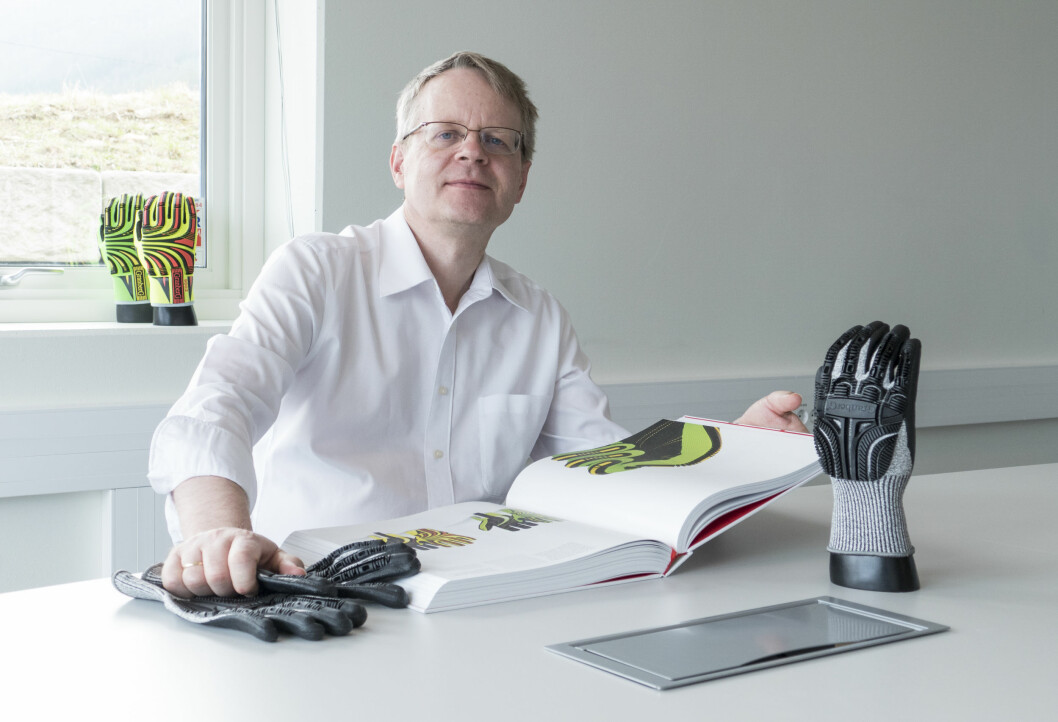Adm. direktør Ole Marthon Granberg med de nye hanskene. (Foto: Karine Christensen/Medvind24.no)