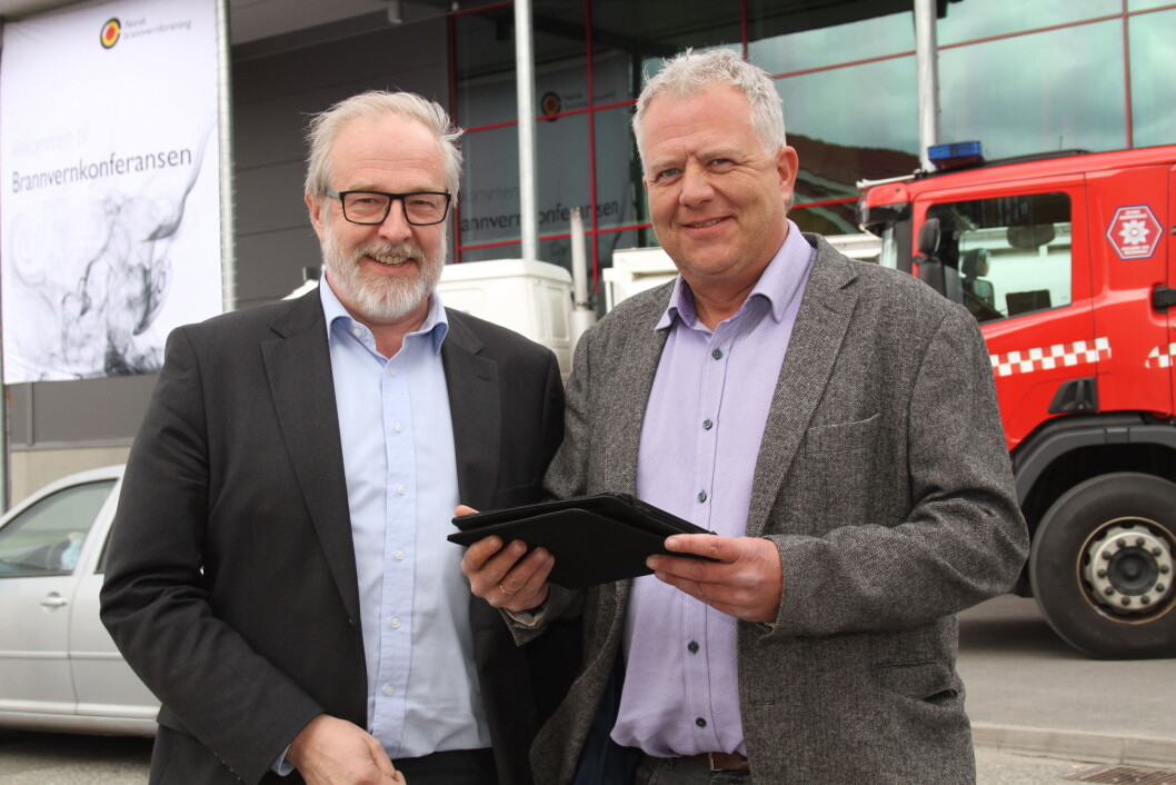 Det nye brannopplæringsprogrammet ble presentert under Brannvernkonferansen på Gardermoen tidligere i år. T. v. Thor Martin Bjerke, Virke og Terje Lillehauge, Nodus. (Foto: Jan Tveita) Det nye brannopplæringsprogrammet ble presentert under Brannvernkonferansen på Gardermoen tidligere i år. T. v. Thor Martin Bjerke, Virke og Terje Lillehauge, Nodus. (Foto: Jan Tveita)