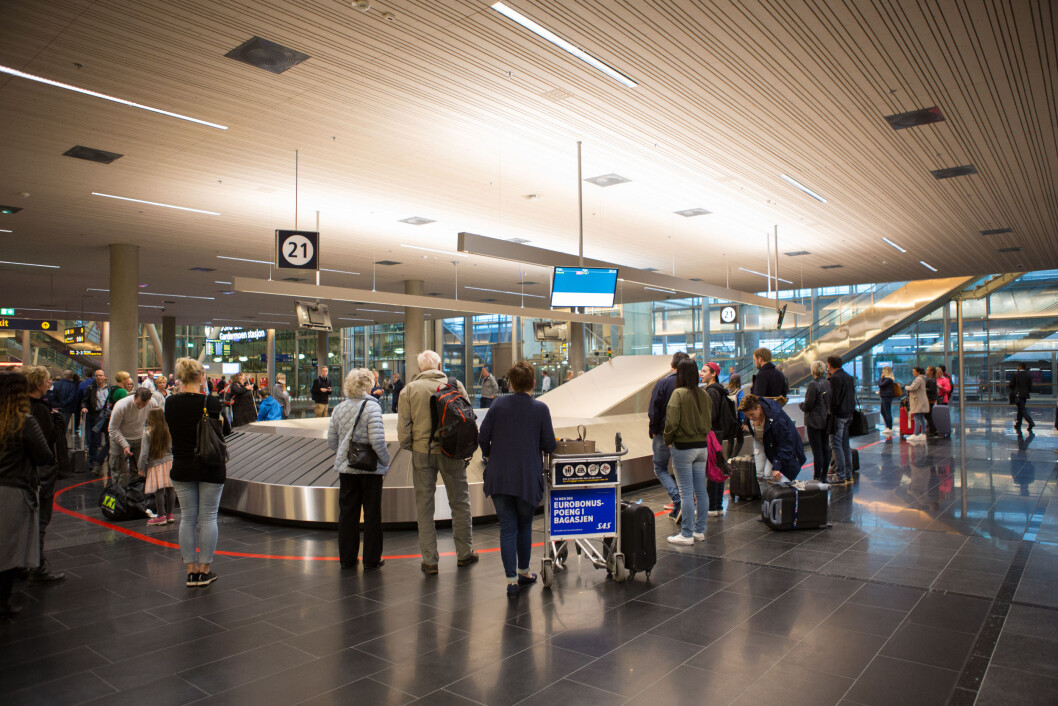 Det er ikke bare bagasjen Schengen-passasjerene som ankommer Oslo Lufthavn må vente på. Ventetiden er også lang i passkontrollen. (Foto: Avinor Oslo Lufthavn) Det er ikke bare bagasjen Schengen-passasjerene som ankommer Oslo Lufthavn må vente på. Ventetiden er også lang i passkontrollen. (Foto: Avinor Oslo Lufthavn)