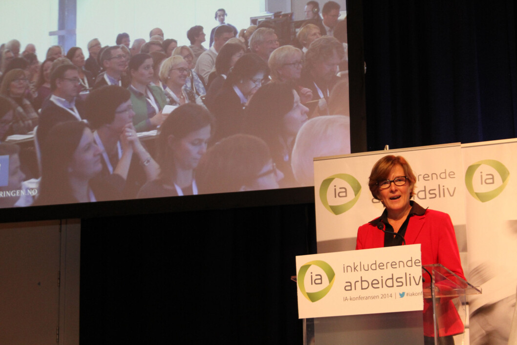 Direktør Kari Østerud i Senter for seniorpolitikk deler ut "Seniorprisen" under IA-konferansen i 2014. (Foto: Jan Tveita) Direktør Kari Østerud i Senter for seniorpolitikk deler ut "Seniorprisen" under IA-konferansen i 2014. (Foto: Jan Tveita)