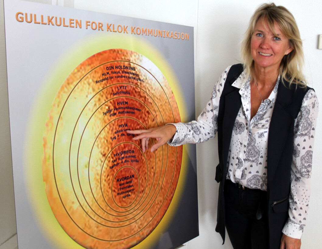 Ingrid Braate Prillard har alltid med seg sin gullkule for god kommunikasjon når hun er ute og snakker med folk om kommunikasjon, arbeidsmiljø og trivsel. (Foto: Jan Tveita) Ingrid Braate Prillard har alltid med seg sin gullkule for god kommunikasjon når hun er ute og snakker med folk om kommunikasjon, arbeidsmiljø og trivsel. (Foto: Jan Tveita)