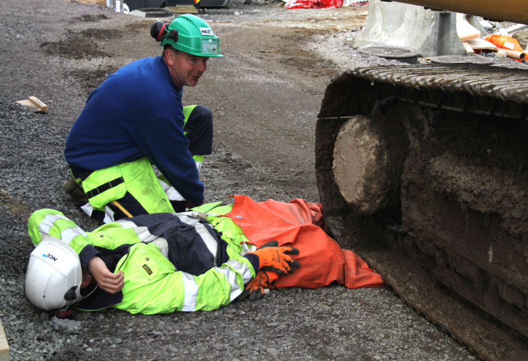 Vær obs på det som er unormalt på arbeidsplassen. Da kan du forebygge ulykker. Bildet er hentet fra en ulykkesøvelse i NCC. (Foto: Jan Tveita) Vær obs på det som er unormalt på arbeidsplassen. Da kan du forebygge ulykker. Bildet er hentet fra en ulykkesøvelse i NCC. (Foto: Jan Tveita)