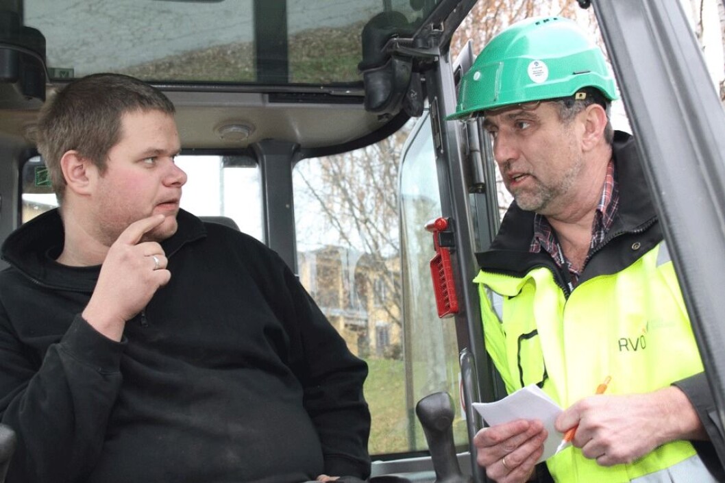 Geir Kåre Wollum er regionalt verneombud for bygg og anlegg. Her er han i samtale med maskinfører Thomas Kjensmo i anleggsfirmaet Team Huddig. (Foto: Jan Tveita) Geir Kåre Wollum er regionalt verneombud for bygg og anlegg. Her er han i samtale med maskinfører Thomas Kjensmo i anleggsfirmaet Team Huddig. (Foto: Jan Tveita)