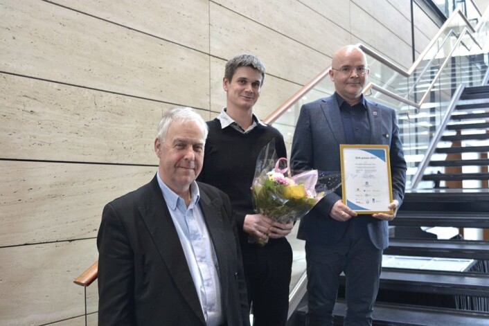 - Kruse Smith går foran som et godt eksempel på innovative løsninger som gir en trygg byggeplass, en trygg drift og et sikkert vedlikehold, sa juryens leder direktør Erik Øimoen i Forsvarsbygg da han delte ut SHA-prisen 2017 til Kruse Smith for Arkivenes hus i Stavanger.<br />Fra venstre: Juryleder Erik Øimoen i Forsvarsbygg, prosjektleder Steinar Lerbrekk og HMS-leder Trond Erik Hetlelid i Kruse Smith. (Foto: Forsvarsbygg) - Kruse Smith går foran som et godt eksempel på innovative løsninger som gir en trygg byggeplass, en trygg drift og et sikkert vedlikehold, sa juryens leder direktør Erik Øimoen i Forsvarsbygg da han delte ut SHA-prisen 2017 til Kruse Smith for Arkivenes hus i Stavanger.<br />Fra venstre: Juryleder Erik Øimoen i Forsvarsbygg, prosjektleder Steinar Lerbrekk og HMS-leder Trond Erik Hetlelid i Kruse Smith. (Foto: Forsvarsbygg)