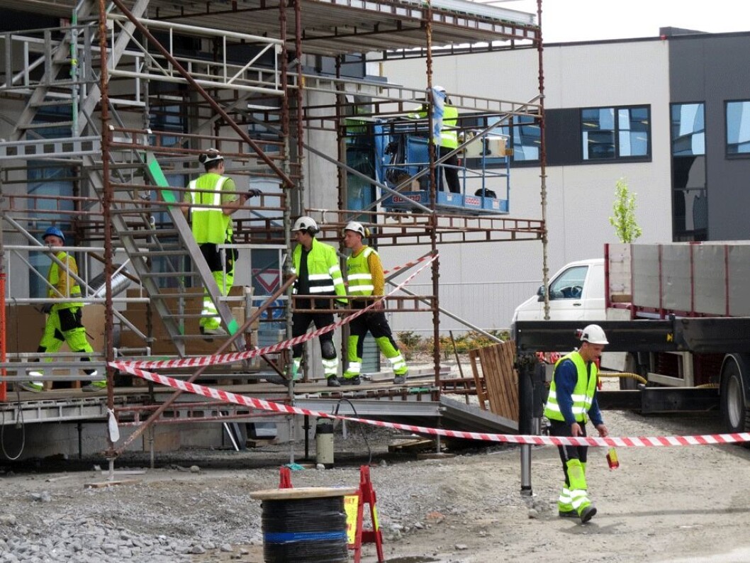 Mange utenlandske byggarbeidere behersker ikke norsk. Dette kan være farlig for sikkerheten på arbeidsplassen. (Foto: Jan Tveita) Mange utenlandske byggarbeidere behersker ikke norsk. Dette kan være farlig for sikkerheten på arbeidsplassen. (Foto: Jan Tveita)