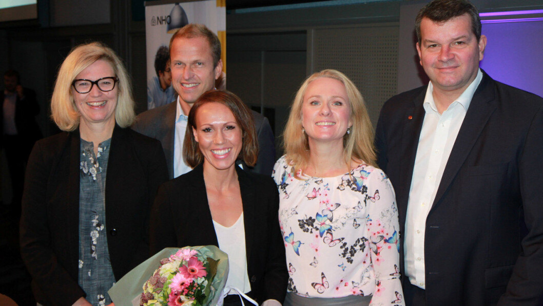 Fra venstre: Direktør for arbeidsliv i NHO Nina Melsom, konsernsjef i Norsk Gjenvinning Erik Osmundsen, personal- og kvalitetsleder i Gjenvinning Lisen Ydse Christiansen, arbeids- og sosialminister Anniken Hauglie og LO-sjef Hans-Christian Gabrielsen. (Foto: Norsk Gjenvinning) Fra venstre: Direktør for arbeidsliv i NHO Nina Melsom, konsernsjef i Norsk Gjenvinning Erik Osmundsen, personal- og kvalitetsleder i Gjenvinning Lisen Ydse Christiansen, arbeids- og sosialminister Anniken Hauglie og LO-sjef Hans-Christian Gabrielsen. (Foto: Norsk Gjenvinning)