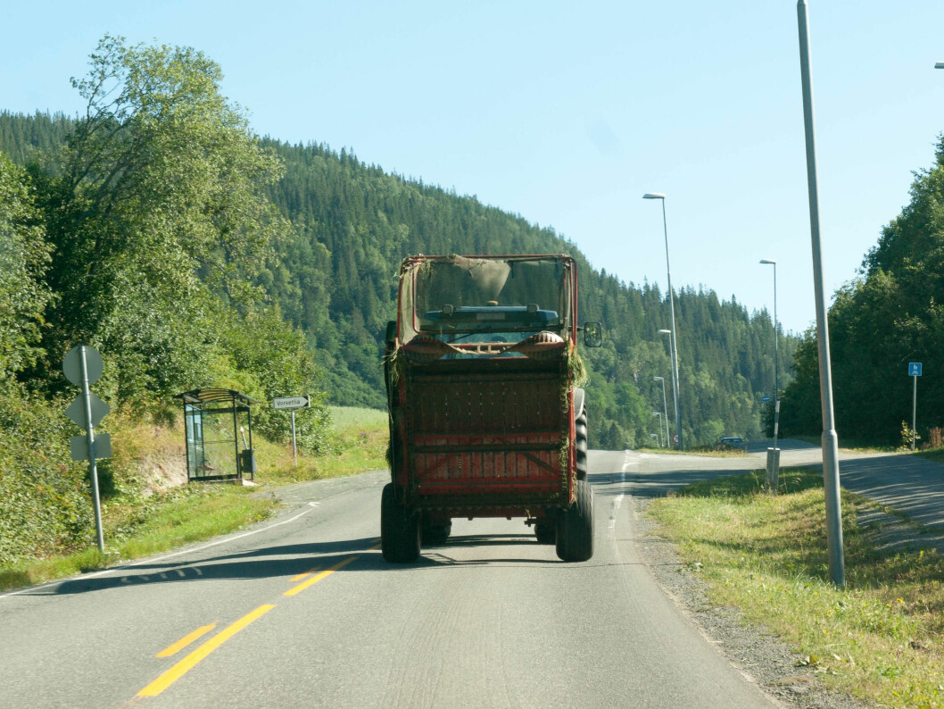 FARLIG REDSKAP: Snaut halvparten av bøndene bruker alltid eller som regel bilbelte når de kjører traktor på vei, viser ny undersøkelse. (Foto: Odd Roger K. Langørgen/Bygdeforskning)