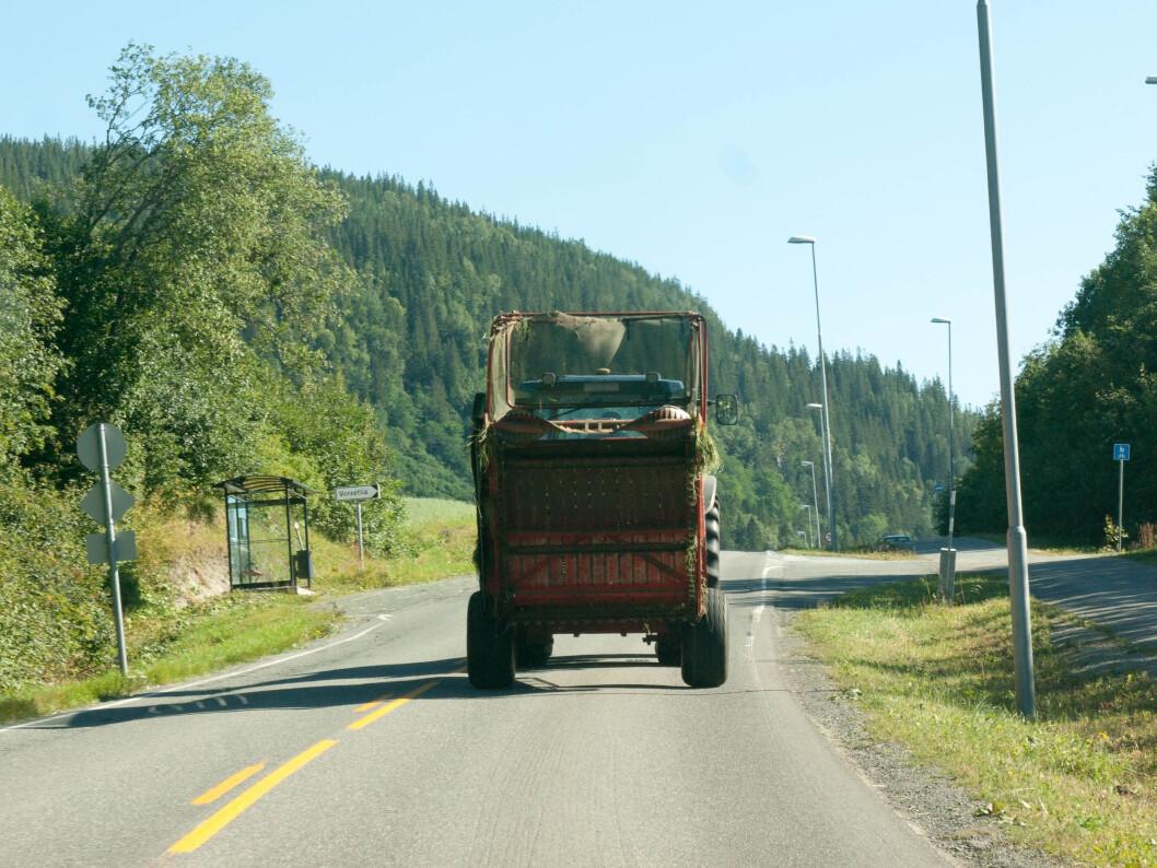 FARLIG REDSKAP: Snaut halvparten av bøndene bruker alltid eller som regel bilbelte når de kjører traktor på vei, viser ny undersøkelse. (Foto: Odd Roger K. Langørgen/Bygdeforskning) FARLIG REDSKAP: Snaut halvparten av bøndene bruker alltid eller som regel bilbelte når de kjører traktor på vei, viser ny undersøkelse. (Foto: Odd Roger K. Langørgen/Bygdeforskning)